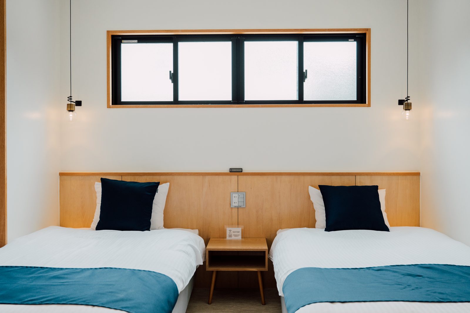 Bise ROOM A 木のヘッドボードと高窓のツインベッド