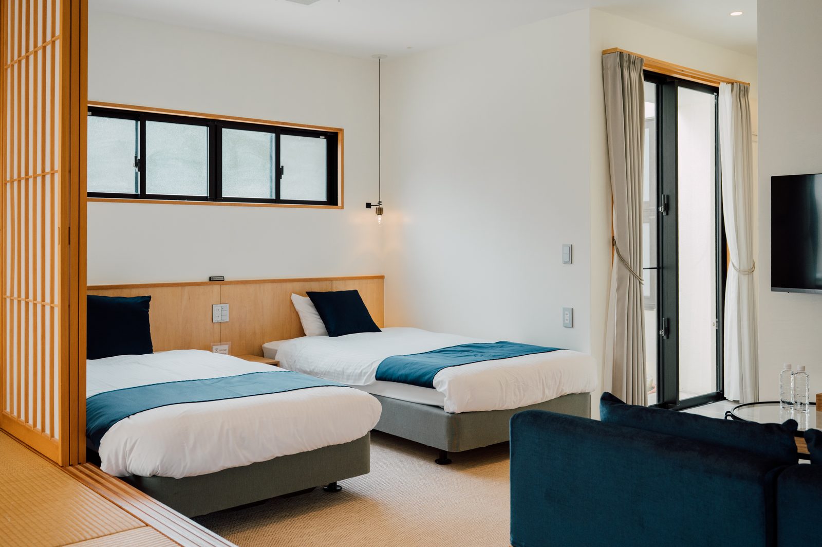 Bise ROOM A 寝室とテラスへの掃き出し窓