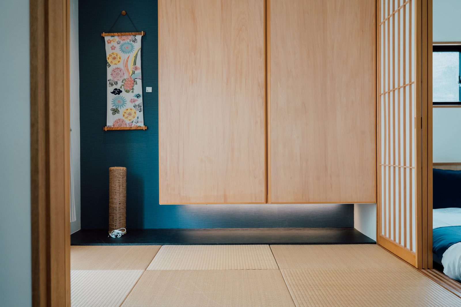Bise ROOM A 紅型のタペストリーを飾った床の間と琉球畳