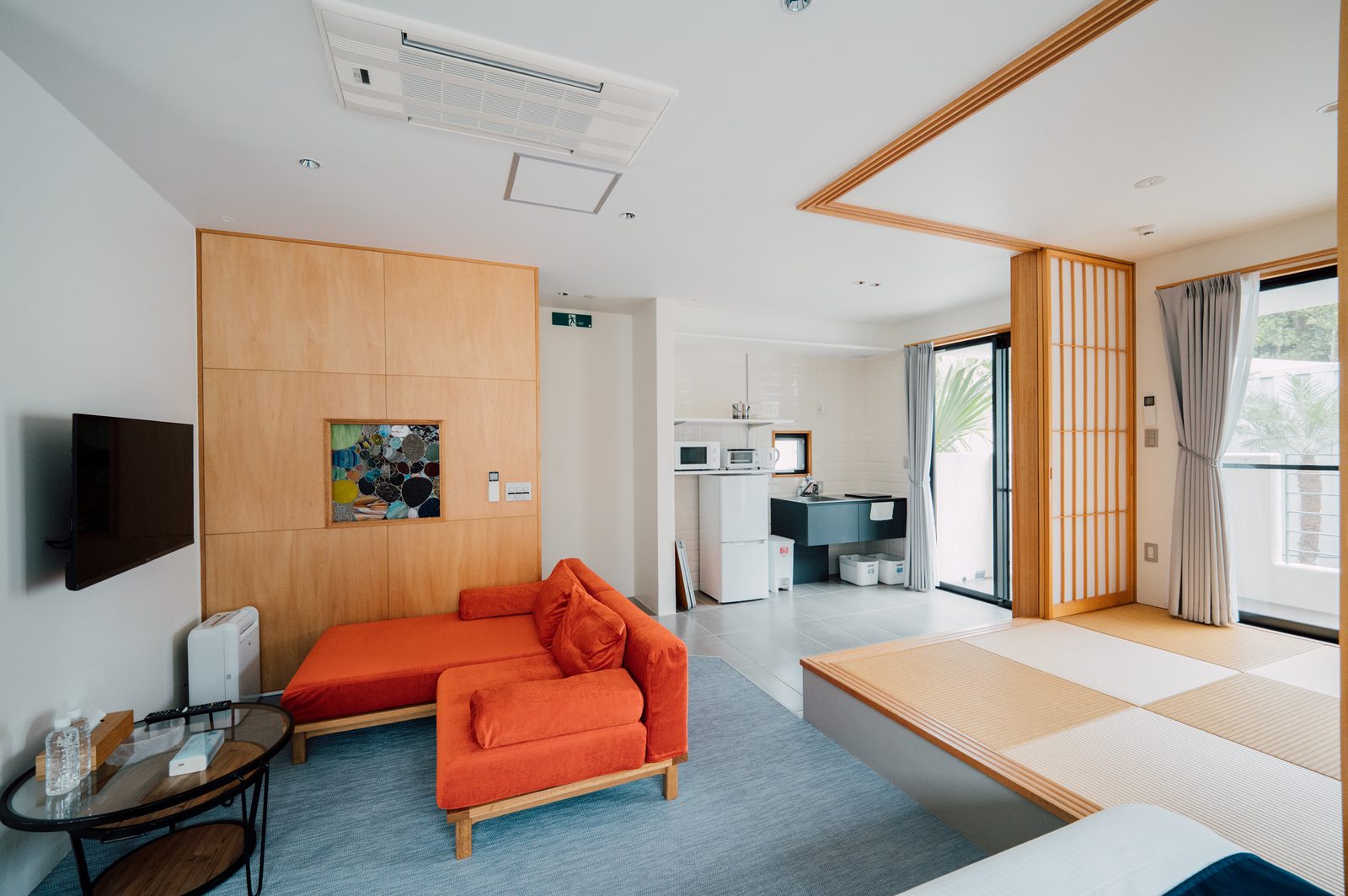 Bise ROOM B ソファとミニキッチン
