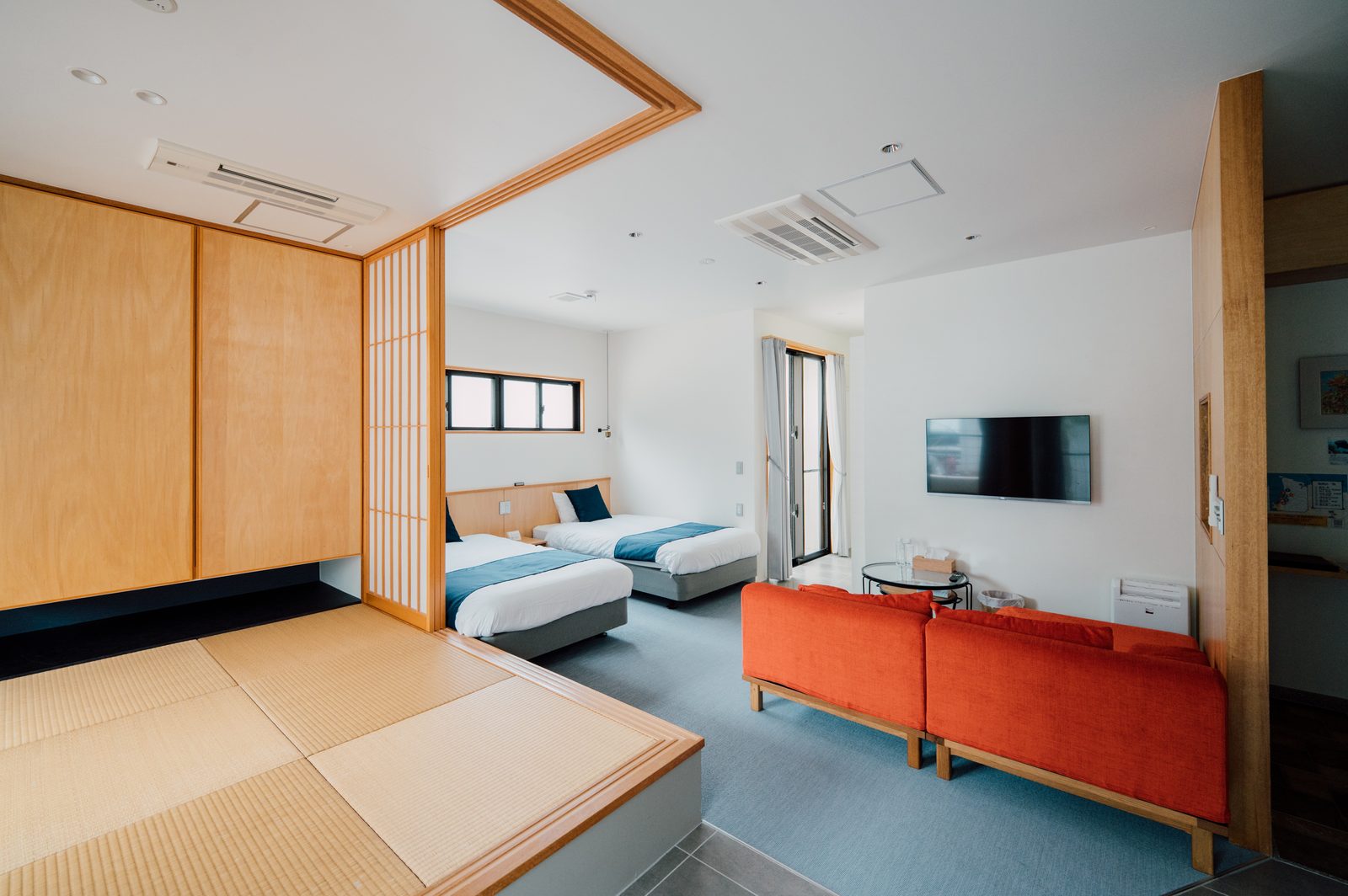 Bise ROOM B 畳・ベッド・リビングがひと続きになった室内