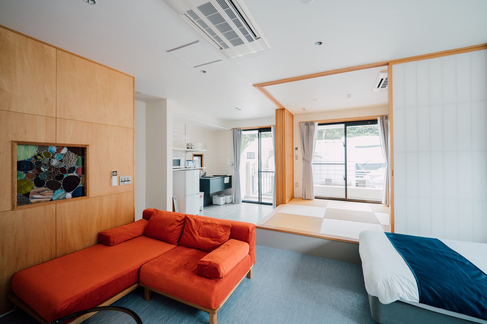 Bise ROOM B キッチンとテラスに面した掃き出し窓