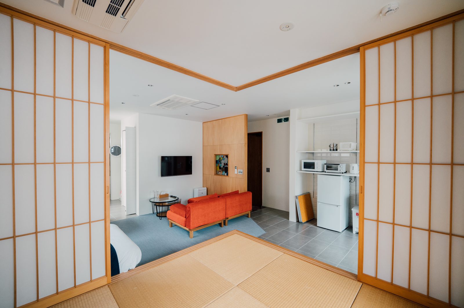 Bise ROOM B 畳の間から障子越しに見るリビング