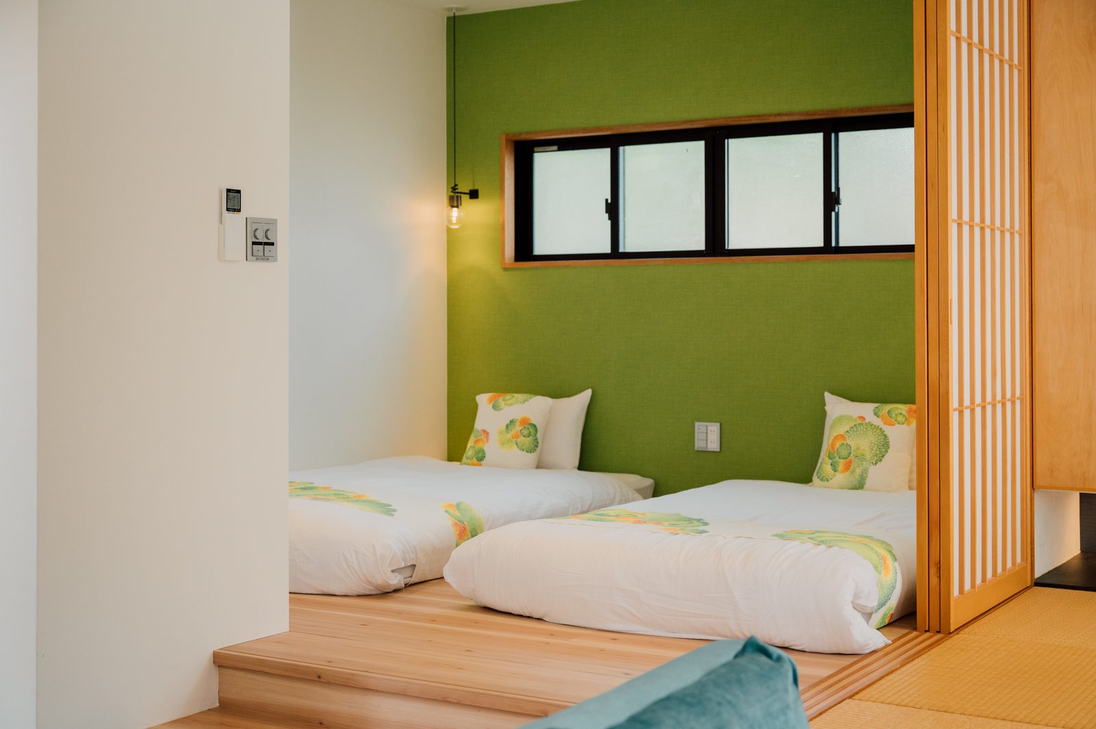 Bise ROOM C グリーンのアクセントウォールの寝室