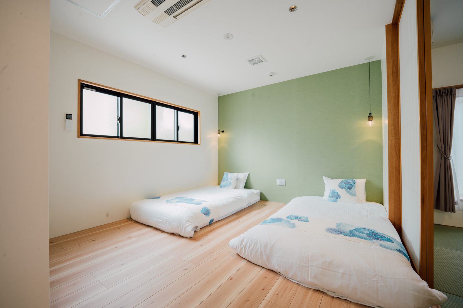 Bise ROOM D グリーンのアクセントウォールとローベッド2台