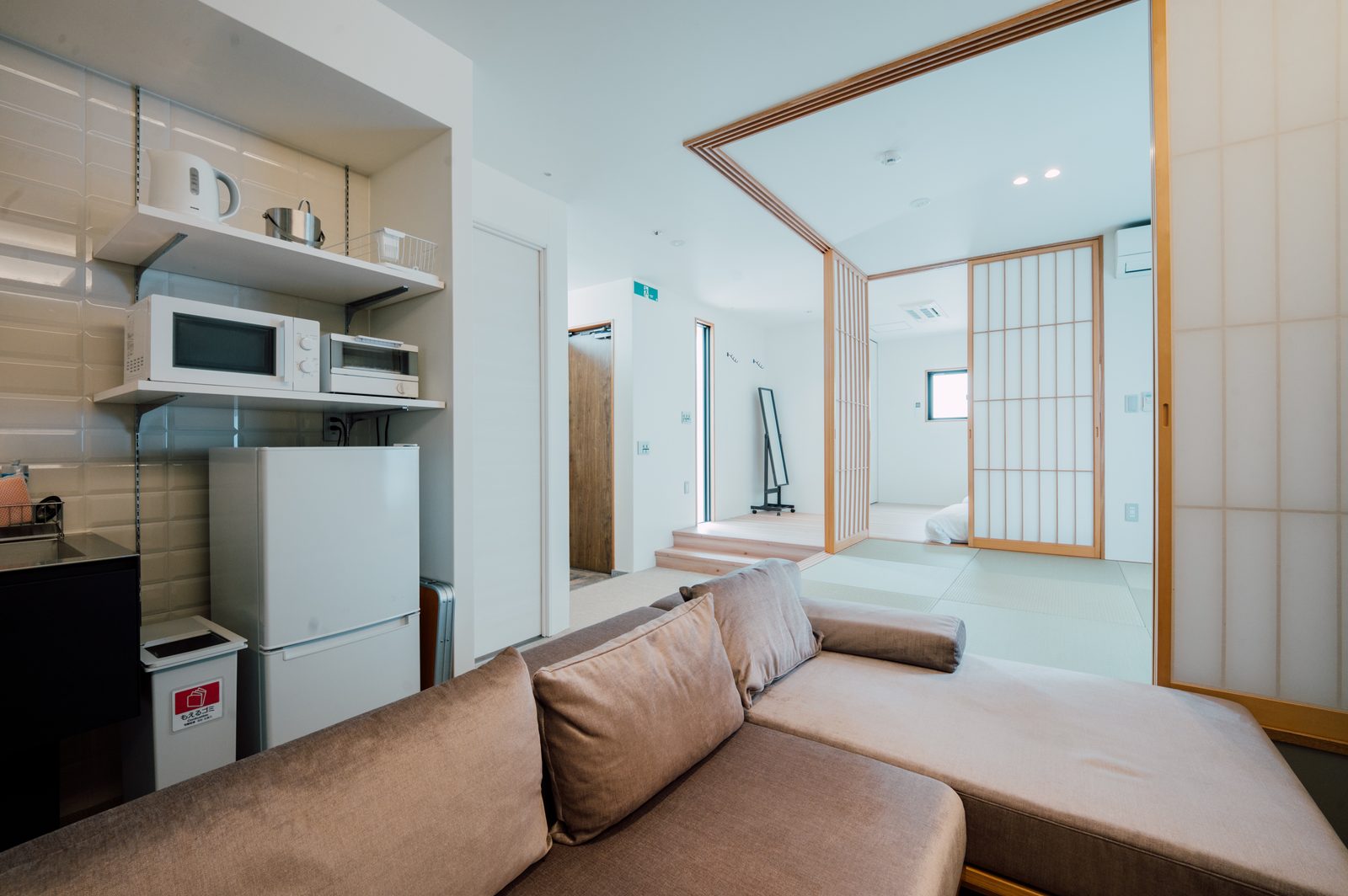 Bise ROOM D 電子レンジと冷蔵庫を備えたキッチンまわり