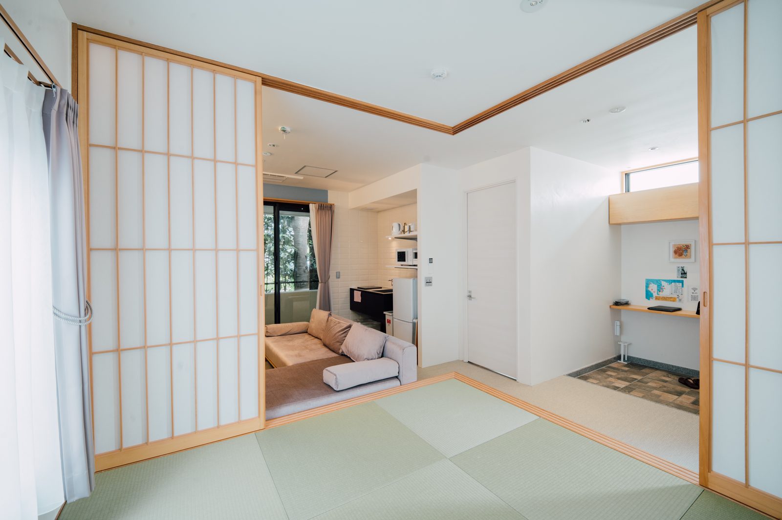 Bise ROOM D 畳の間からエントランス方向を見る