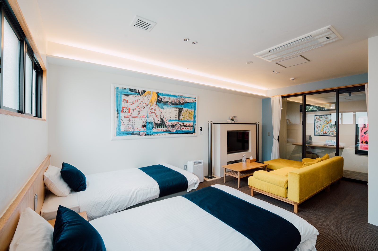 Bise ROOM E ツインベッドとイエローのソファ