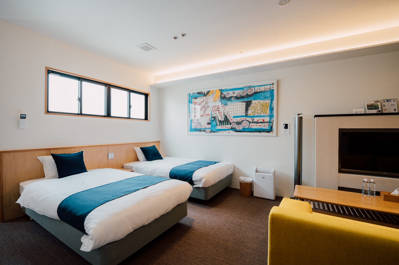 Bise ROOM E 高窓のあるツインベッド
